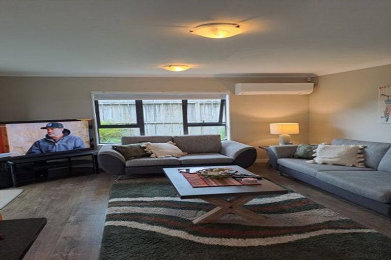 Photo of property in 2 Kirikiri Drive, Papakura, 2110