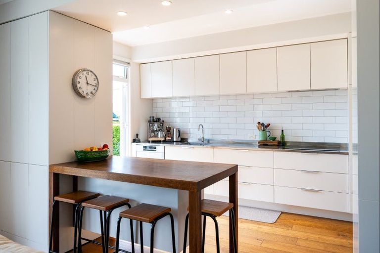 Photo of property in 2 Busby Hill, Havelock North, 4130