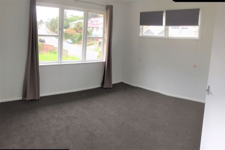 Photo of property in 143 Newlands Road, Newlands, Wellington, 6037