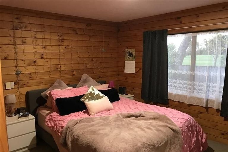 Photo of property in 2/133 Carnoustie Drive, Wattle Downs, Auckland, 2103