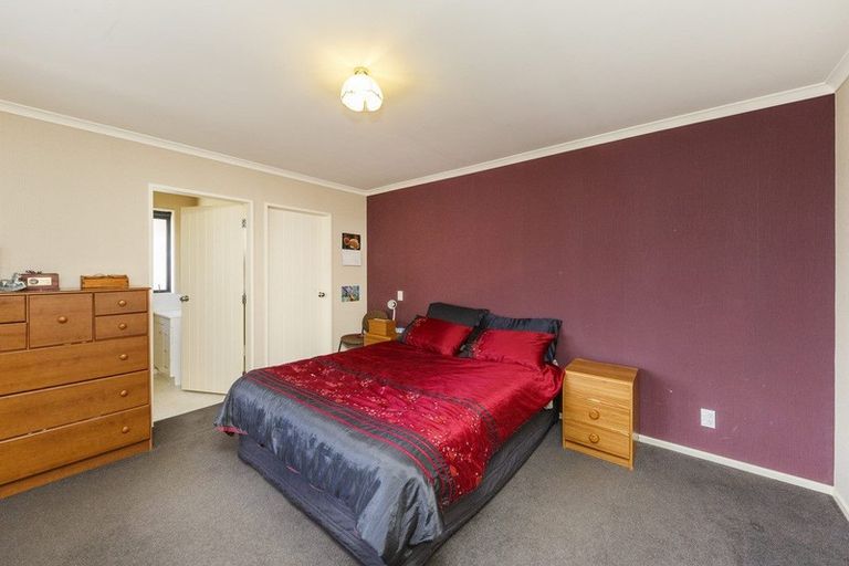 Photo of property in 23 Geneva Terrace, Kelvin Grove, Palmerston North, 4414