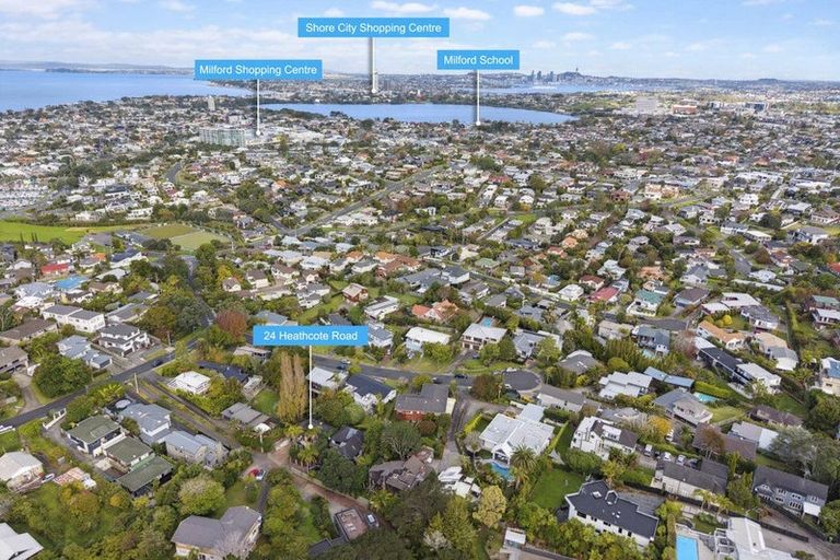 Photo of property in 2/24 Heathcote Road, Castor Bay, Auckland, 0620