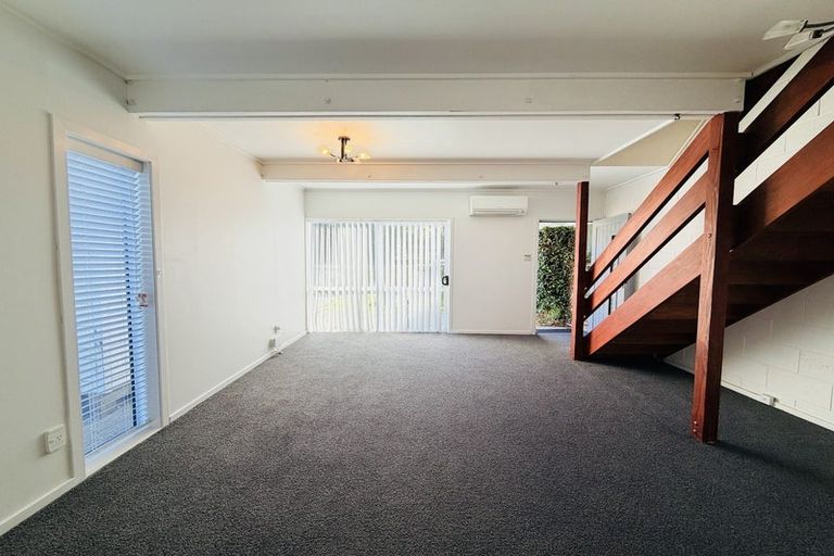 Photo of property in 10 Waiwera Crescent, Maupuia, Wellington, 6022