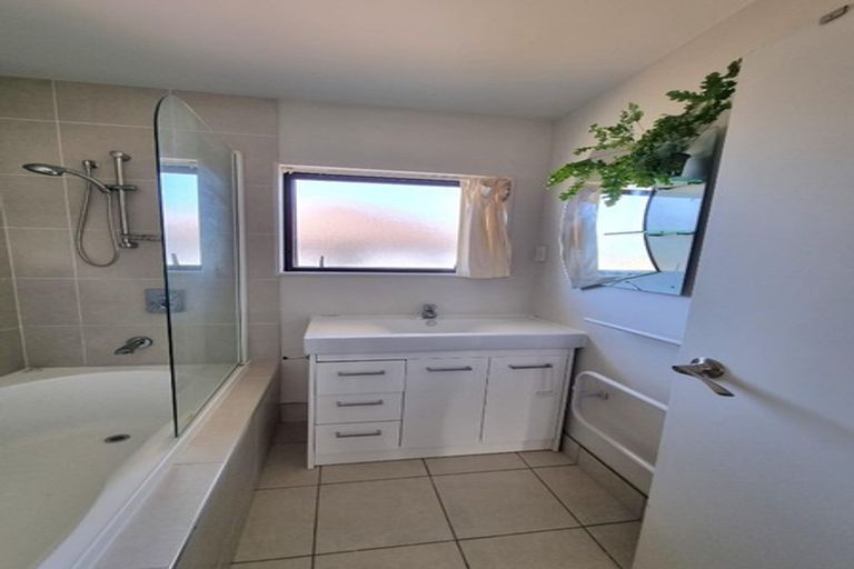 Photo of property in 96 Mcleod Road, Te Atatu South, Auckland, 0610