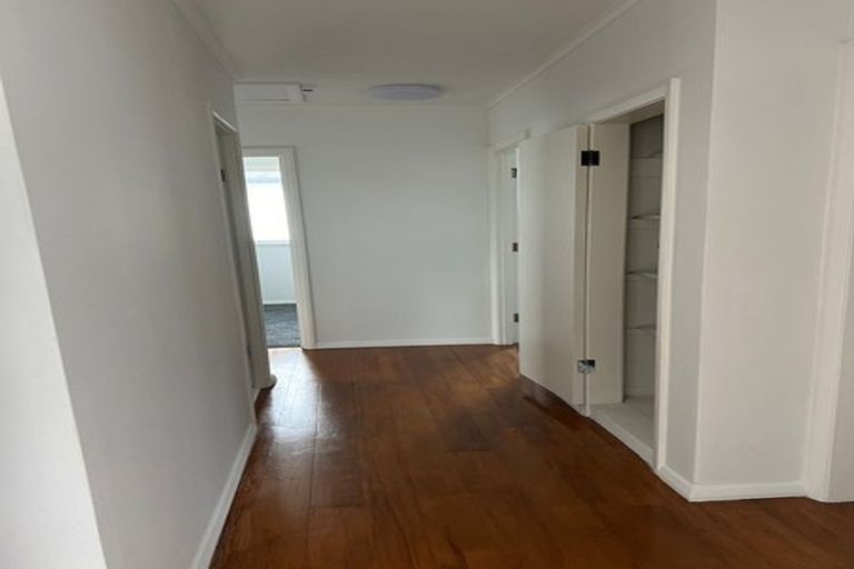 Photo of property in 2 Springside Place, New Lynn, Auckland, 0600