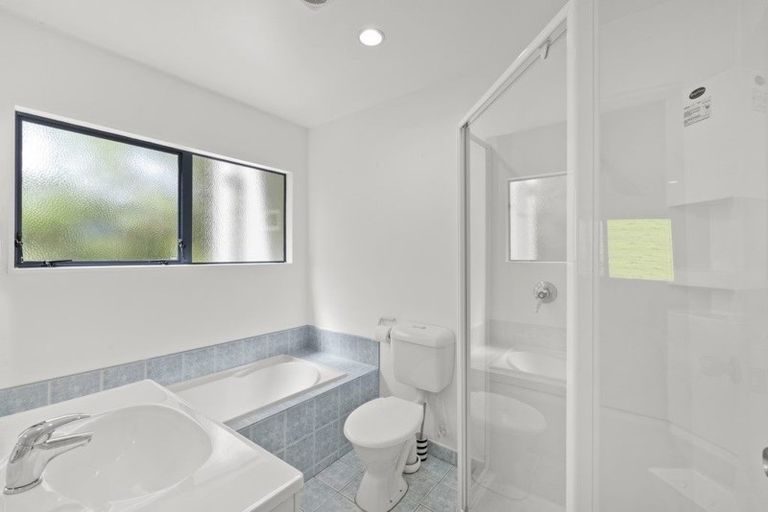 Photo of property in 2/284 Sunset Road, Windsor Park, Auckland, 0632