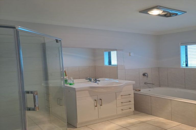 Photo of property in 2 Kirikiri Drive, Papakura, 2110