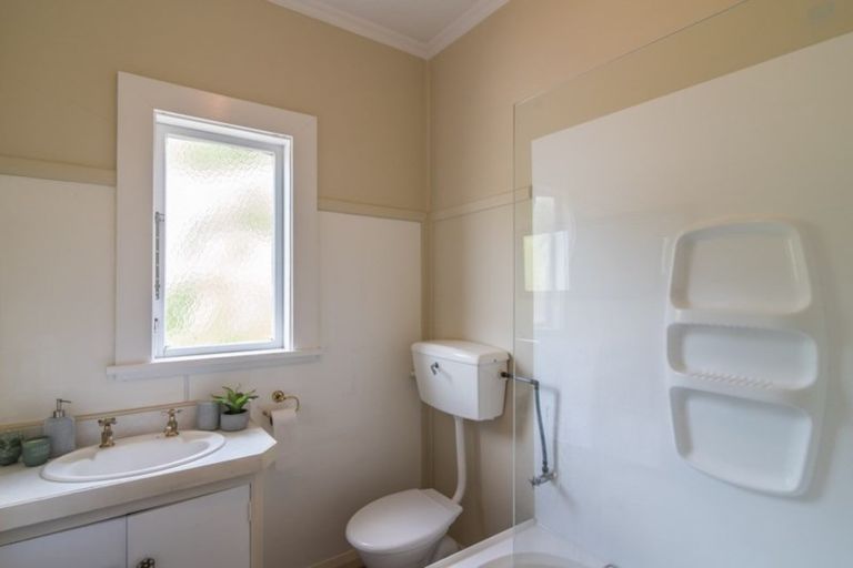 Photo of property in 24 Hungerford Road, Lyall Bay, Wellington, 6022