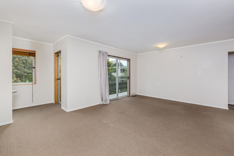 Photo of property in 35 Kemp Road, Massey, Auckland, 0614