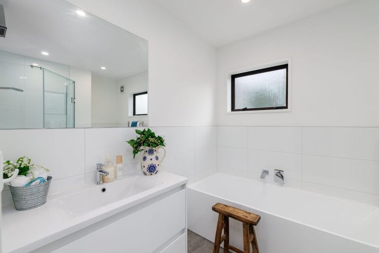 Photo of property in 11 Beachville Road, Redcliffs, Christchurch, 8081