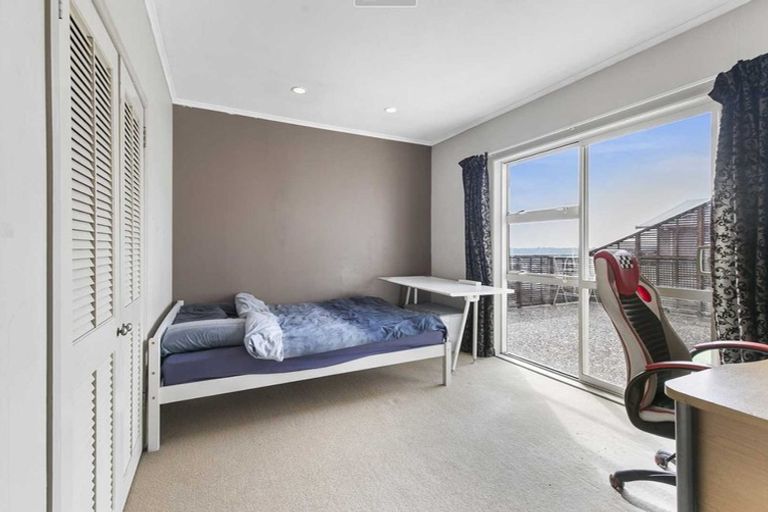 Photo of property in 92 Sunset Road, Unsworth Heights, Auckland, 0632