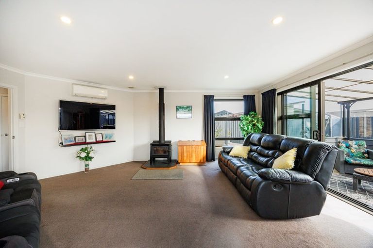 Photo of property in 12 Lorenzo Place, Kelvin Grove, Palmerston North, 4414