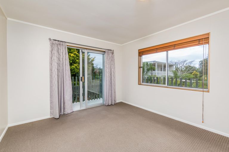 Photo of property in 35 Kemp Road, Massey, Auckland, 0614
