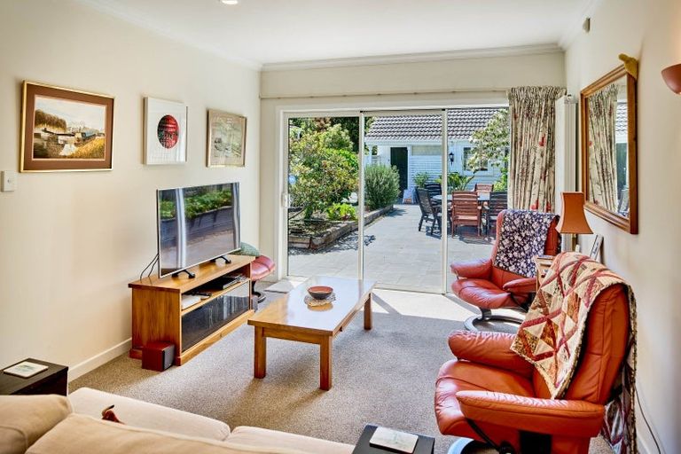 Photo of property in 100 Cheviot Road, Lowry Bay, Lower Hutt, 5013