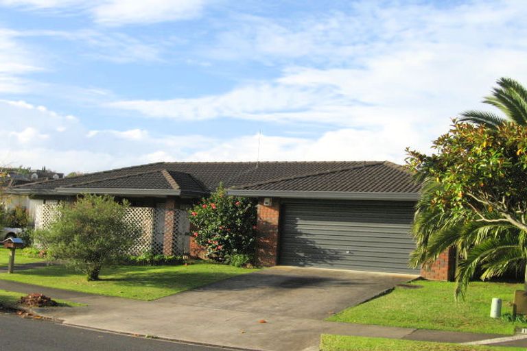 Photo of property in 3/15 Bernie Edwards Place, Botany Downs, Auckland, 2010
