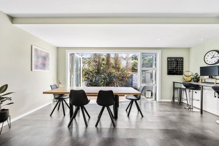 Photo of property in 100 Onepu Road, Lyall Bay, Wellington, 6022