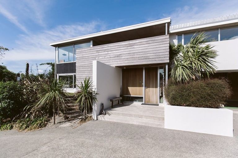 Photo of property in 15 Hungerford Road, Lyall Bay, Wellington, 6022