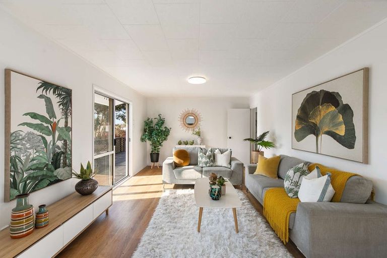 Photo of property in 40 Beach Road, Te Atatu Peninsula, Auckland, 0610