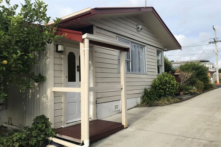 Photo of property in 2 Aotea Road, Glen Eden, Auckland, 0602