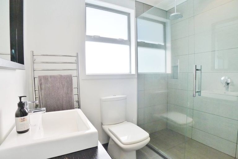 Photo of property in 32 Queen Mary Avenue, New Lynn, Auckland, 0600