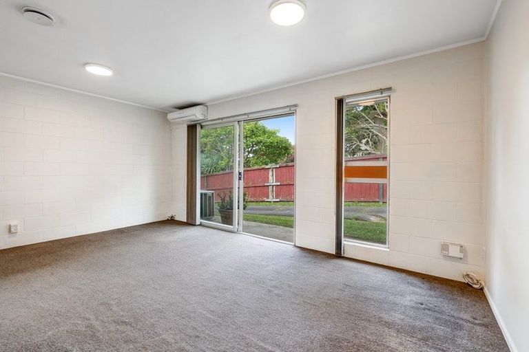 Photo of property in 1/587 Glenfield Road, Totara Vale, Auckland, 0629
