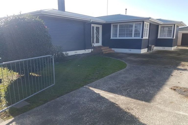 Photo of property in 17 Botanical Road, Takaro, Palmerston North, 4412