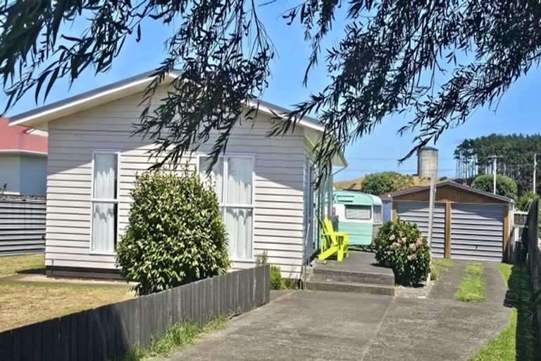 Photo of property in 13 Gibson Place, Patea, 4520