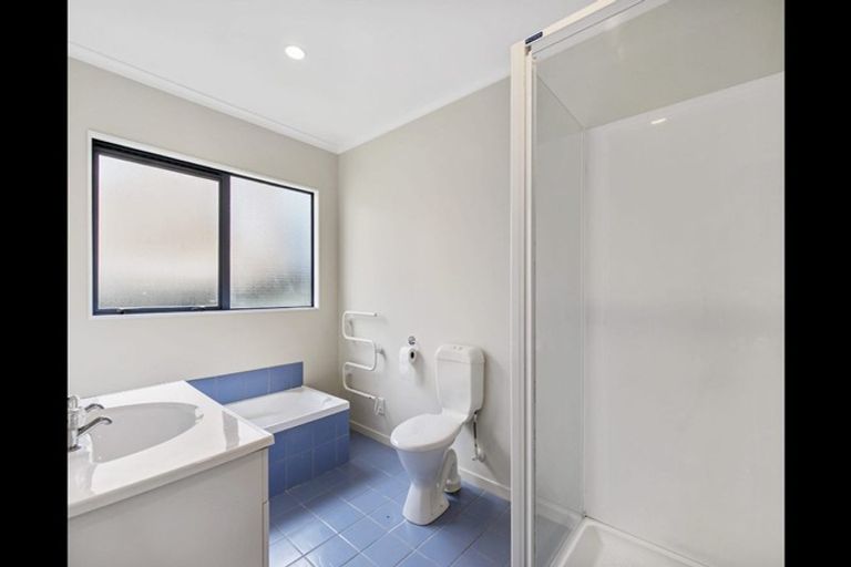 Photo of property in 25 Quincey Place, Massey, Auckland, 0614