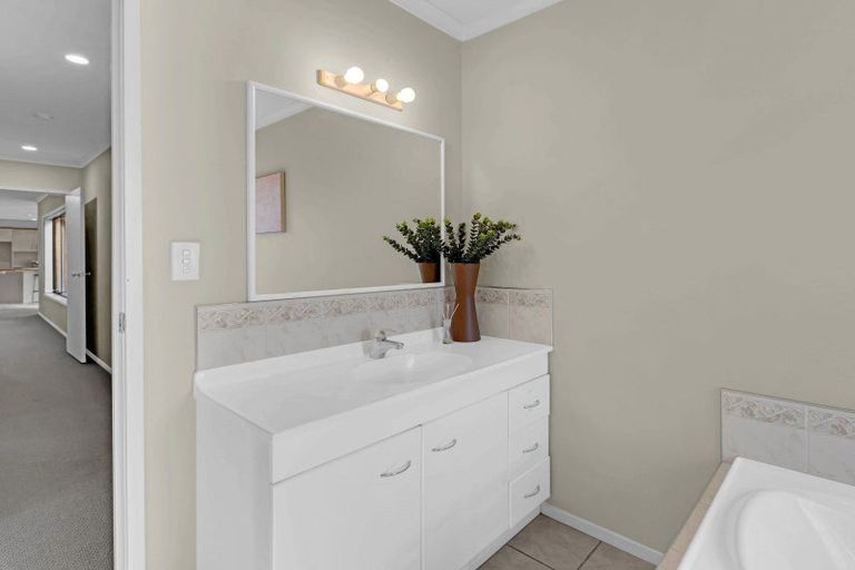 Photo of property in 2 Shiraz Place, Rototuna, Hamilton, 3210