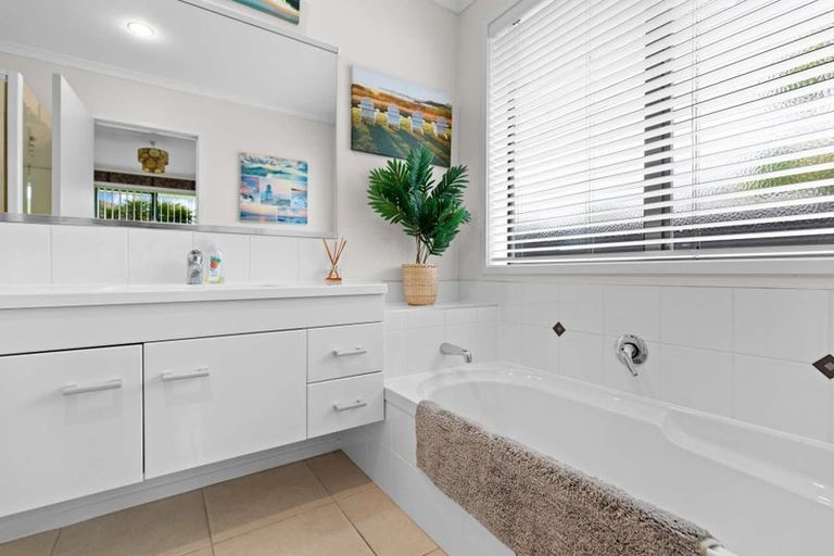 Photo of property in 28 Seabreeze Place, Papamoa Beach, Papamoa, 3118