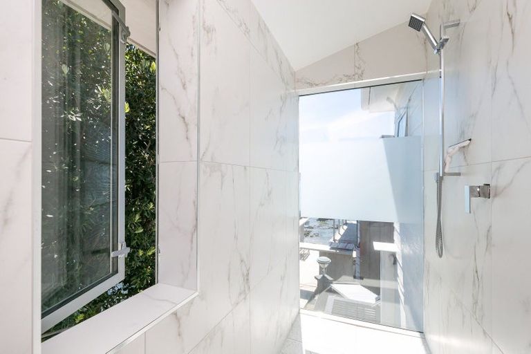 Photo of property in 281 Queens Drive, Lyall Bay, Wellington, 6022