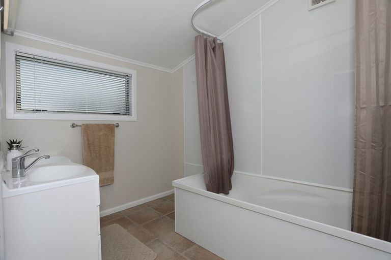 Photo of property in 11 Oaklea Avenue, Marton, 4710