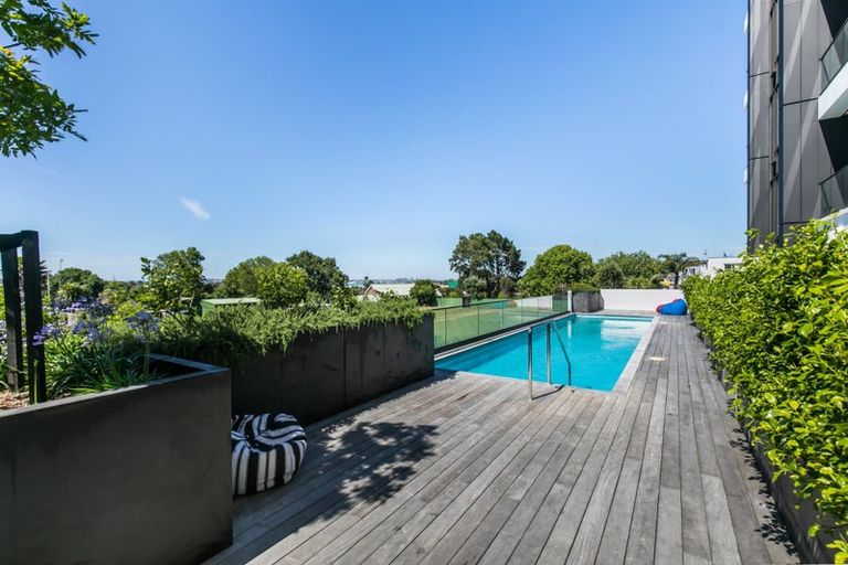 Photo of property in Frank Sargeson Apts, 204/74 Anzac Street, Takapuna, Auckland, 0622
