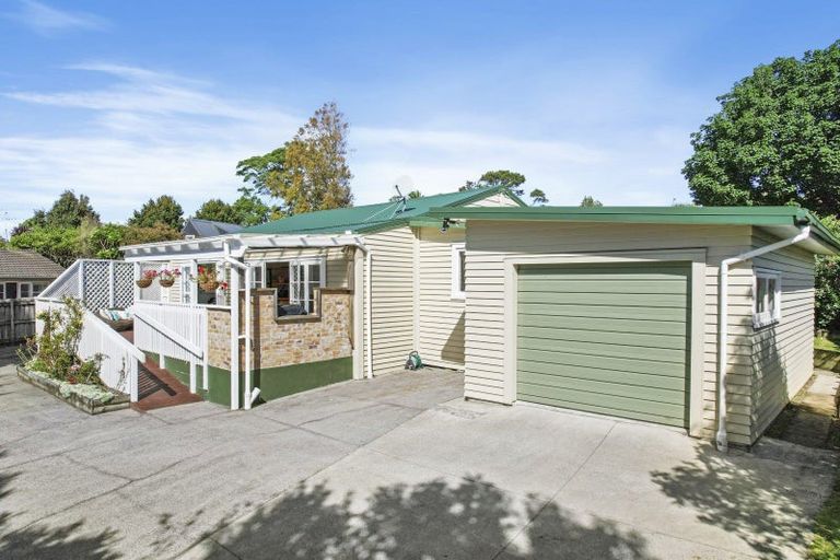 Photo of property in 17 Paramu Avenue, Birkdale, Auckland, 0626