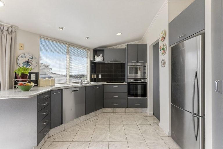 Photo of property in 2/15 Bradbury Road, Botany Downs, Auckland, 2010