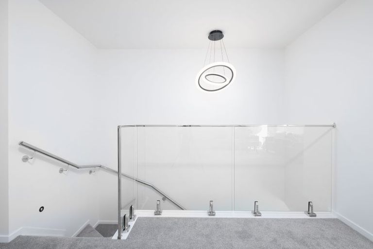 Photo of property in 37 Taipahitini Road, Rosehill, 2113