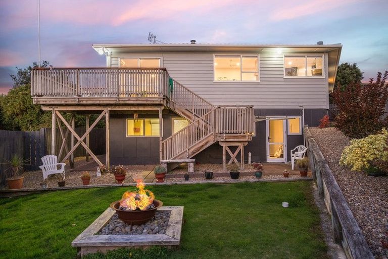 Photo of property in 2 Ash Grove, Ranui, Porirua, 5024