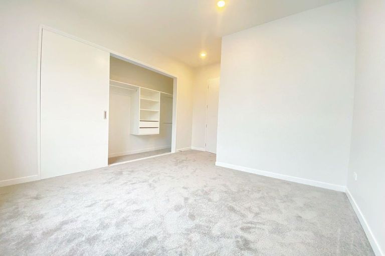 Photo of property in 32 Kuaha Road, Massey, Auckland, 0614