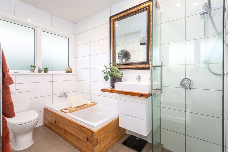 Photo of property in 10 Ladbrokes Place, Fendalton, Christchurch, 8052