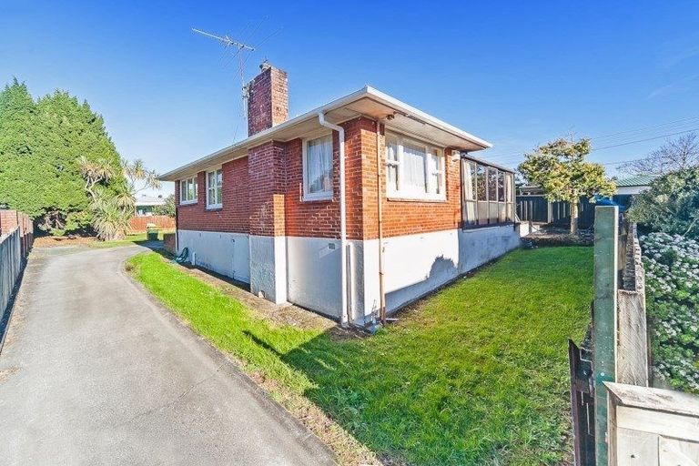 Photo of property in 74 Nikau Street, New Lynn, Auckland, 0600