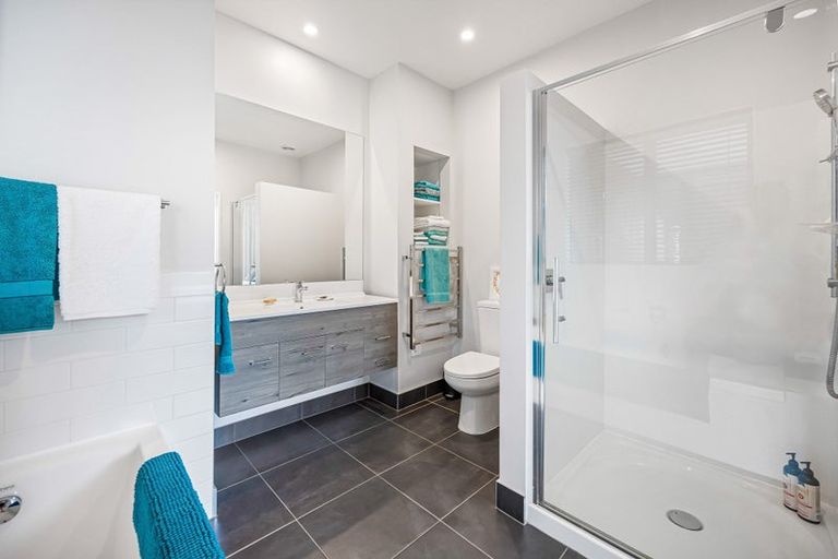 Photo of property in 18 Awanui Crescent, Matakana, 0985