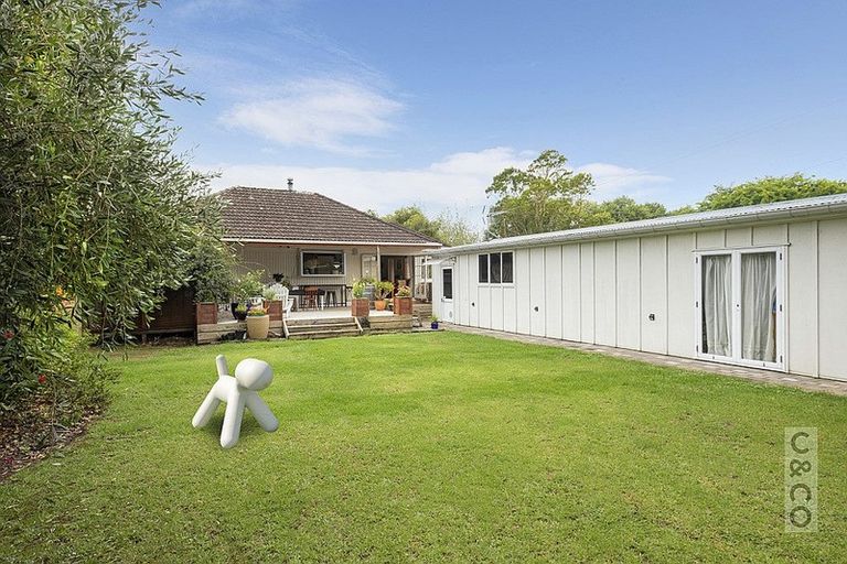 Photo of property in 7 Taupaki Road, Taupaki, Henderson, 0782