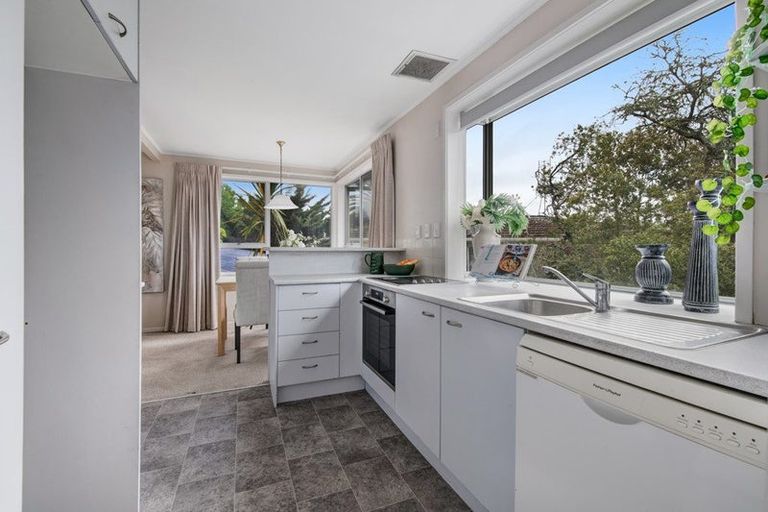 Photo of property in 1 Wanita Place, Totara Vale, Auckland, 0629