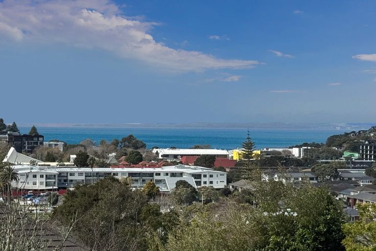 Photo of property in 33 Woodlands Crescent, Browns Bay, Auckland, 0630