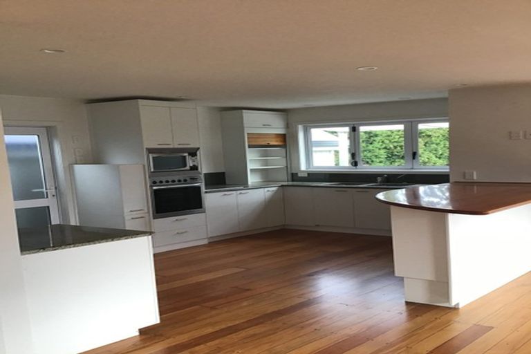 Photo of property in 60 Lathrope Road, Kumeu, 0892