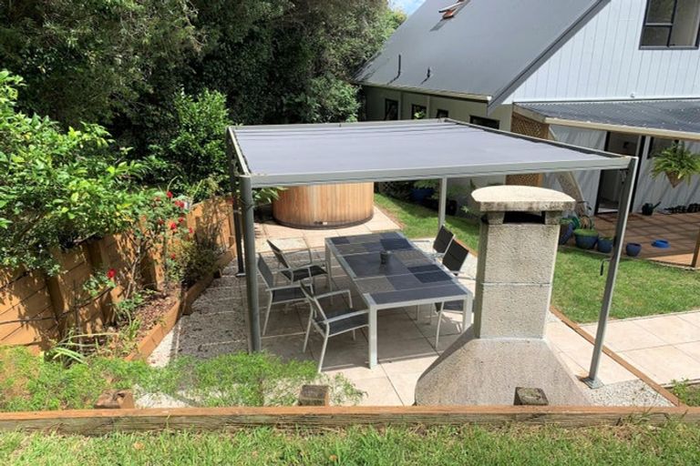 Photo of property in 21 Pohutukawa Avenue, Red Beach, 0932