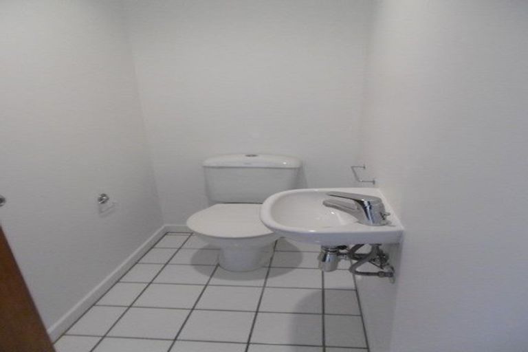 Photo of property in 8 Oakford Close, Riccarton, Christchurch, 8011