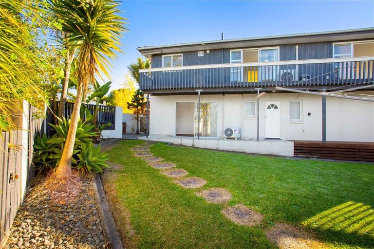 Photo of property in 22 Hartley Terrace, Massey, Auckland, 0614