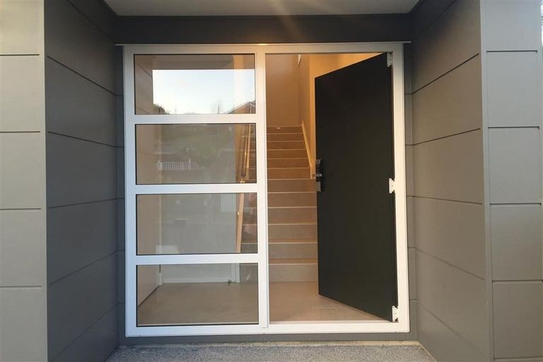 Photo of property in 3a Stitchbird Close, Murrays Bay, Auckland, 0630