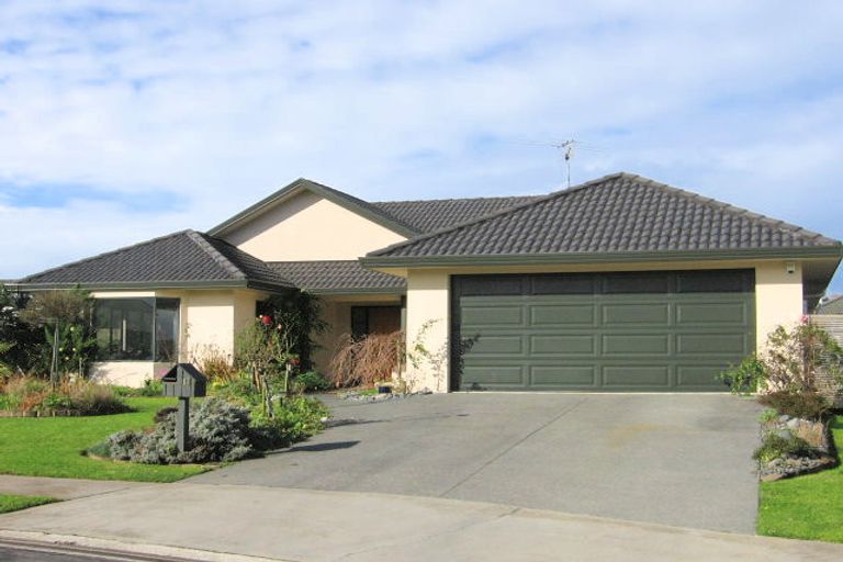 Photo of property in 13 Magee Place, East Tamaki Heights, Auckland, 2016
